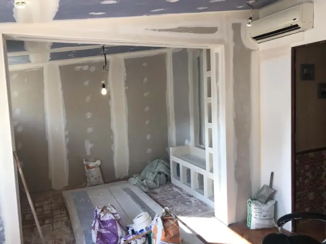 Cloisons et niche de rangement en plaques de plâtre pendant la pose des bandes et de l'enduit