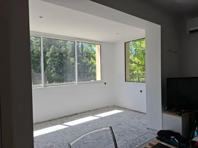 Pièce terminée : murs doublés et plafond en plaques de plâtre avec spots encastrés